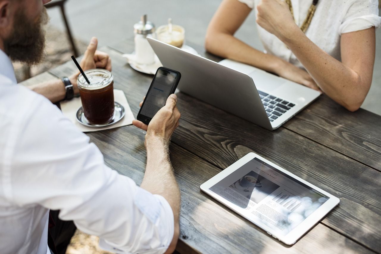 entdecken sie, wie ein erfolgreiches business meeting organisiert wird: tipps zur vorbereitung, effektiven kommunikation und zum erreichen gemeinsamer ziele. erfahren sie mehr über die besten strategien für produktive geschäftstreffen.