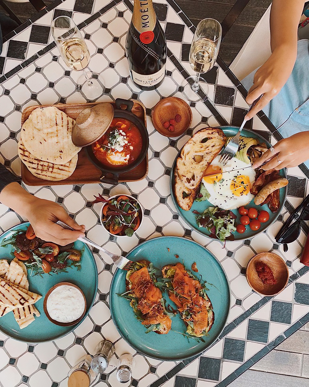 entdecken sie den perfekten brunch mit köstlichen speisen, frischen zutaten und einer einladenden atmosphäre. genießen sie ein unvergessliches kulinarisches erlebnis für freunde und familie!