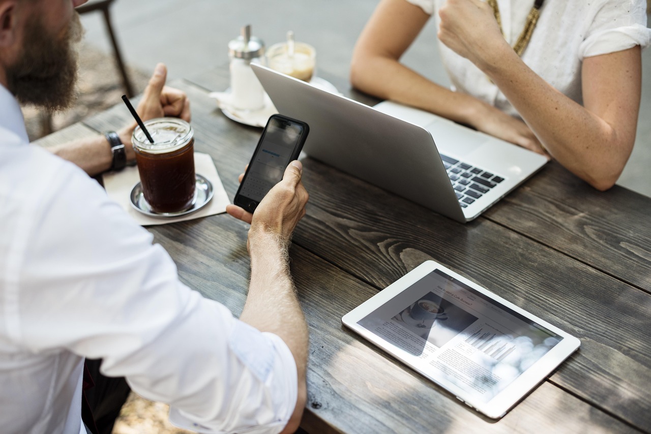 entdecken sie, wie ein erfolgreiches business meeting organisiert wird: tipps zur vorbereitung, effektiven kommunikation und zum erreichen gemeinsamer ziele. erfahren sie mehr über die besten strategien für produktive geschäftstreffen.